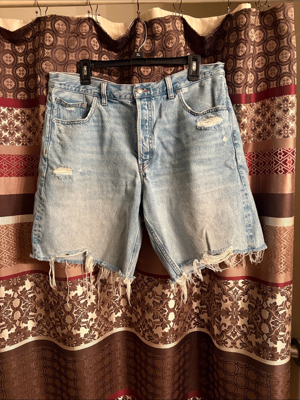 Madewell The Essex long baggy shorts. Light Wash Distressed Denim. EUC